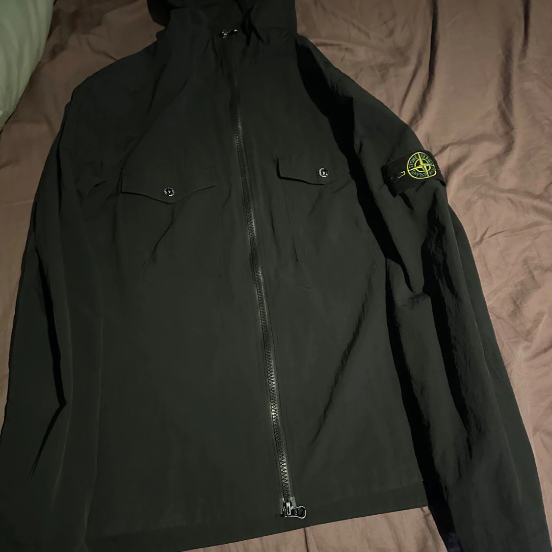 Svart vindjacka från Stone Island med luva  - 3
