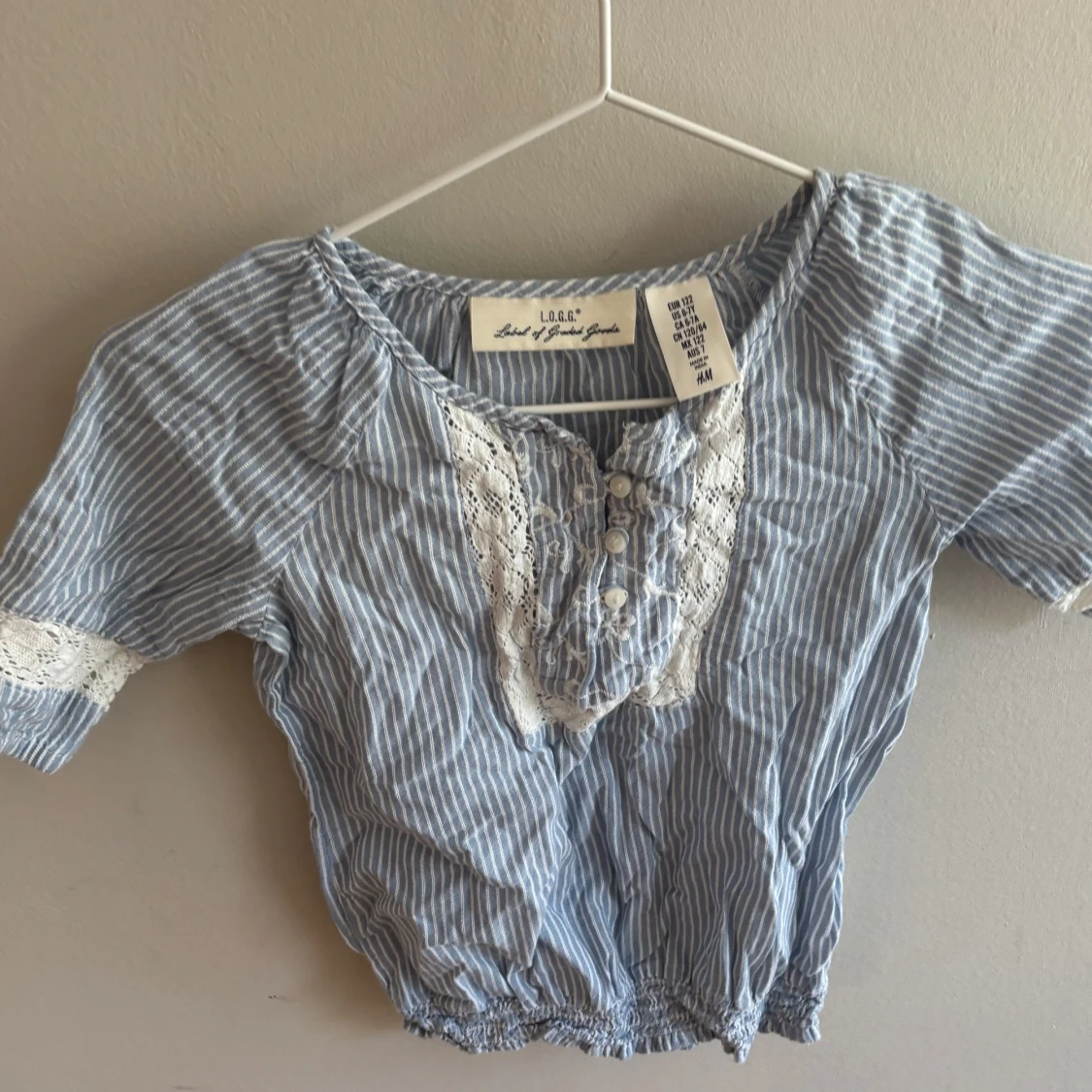 Blårandig blus med spets från H&M