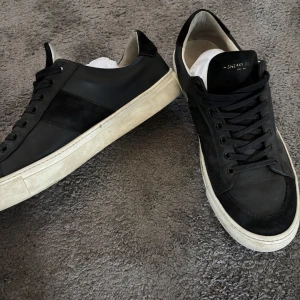 Sneake steve skor - Stilrena sneakers ifrån sneaky steve. Lite skitiga men tvättar dom innan jag fraktar! Annars är dom väldigt fräscha i skicket utan några skador eller liknande🤩