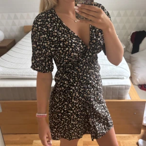 Klänning - blommig omlott klänning💙