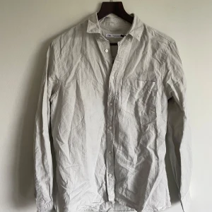 Zara linneskjorta - Tjena, säljer denna trendiga Zara linneskjorta. Sitter true to size. Sparsamt använd Cond: 9/10. Nypris: 799kr. 100% högkvalitativt linne. Hör av er vid minsta fundering//Vilmer