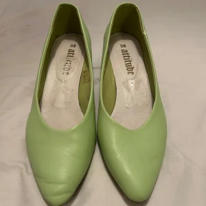 Ljusgröna klackskor från Attitude - Snygga ljusgröna klackar från Attitude med spetsig tå och låg klack. Storlek 38