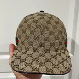 Gucci keps beige monogram - Säljer beige Gucci keps 🧢 – helt ny, aldrig använd ❗ Formad för dig på köpet ✔️ slipp fixa själv Kolla bilderna noga innan du köper 📸 och nöj dig med dom – inga returer ❌  Frakt inom 24h ✉️⏱️ Skicka DM vid intresse 💬  Lyxig & clean look ✨ – perfekt till sommaren ☀️ Pris: 1500 💸  Snapback / Adjustable ⚙️  Beige – stilren & trendig ⚡  ⚠️ Först till kvarn ⚠️ ‼️ Endast seriösa köpare ‼️