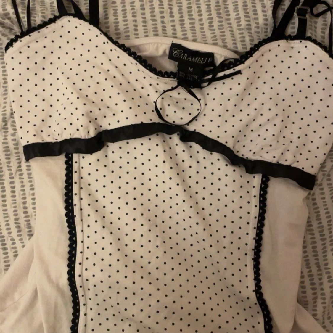 Prickig vit linnetopp från Caramella - 2