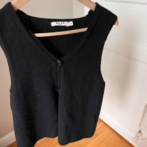 Stickad kofta - Gullig stickad kofta med knappar framtill 😊jättefin i stl Xs från Na-Kd! Skriv för fler frågor eller bilder! Pris kan diskuteras 💕