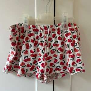 Vit pyjamas med körsbärstryck på från monki  - Världens gulligaste pyjamas med körsbär på!!🥹🍒shorts + tröja! 