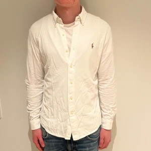 Ralph lauren skjorta - Ralph lauren skjorta | Skick - 9/10 (finns dock en knapp som lossnat vid armen) | Size - L (passar M) | Hör av dig vid minsta fråga eller fundering // RDL