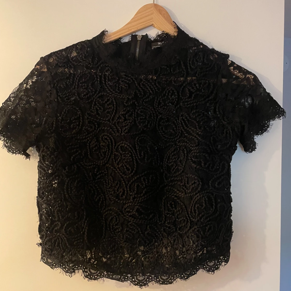 Svart spetsblus med dragkedja - 1