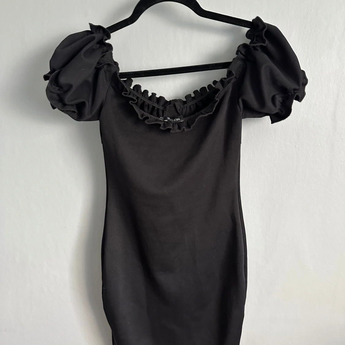 Svart kort klänning med puffärmar - 1