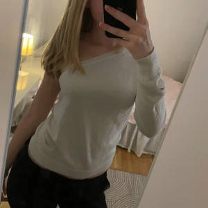 One shoulder topp från NAKD - Säljer en silvrig one shoulder topp från NAKD då den nästan aldrig kommit till användning, den är i superfint skick och har inga defekter!! Skriv vid frågor/funderingar💗