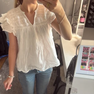 Suuuper söt sommar blus - Supersöt vit blus från Gina Tricot med volangiga ärmar och v-ringning. Jag säljer den för den har inte kommit till användning för blusen passar inte min stil riktigt. 