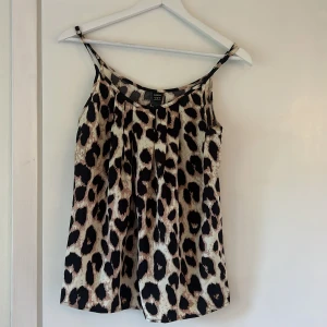 Leopardmönstrad linnetopp från SHEIN - Linnetopp med leopardmönster från Shein i storlek S. Använt få gånger så i bra skick.