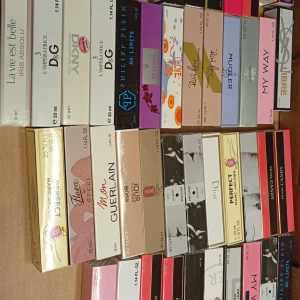 Mix av lyxiga parfymer 33ml - Säljer ett stort urval av parfymprover från kända märken som Tom Ford, Prada, Chanel, Gucci, Dior, Hugo Boss, Versace, Marc Jacobs, Giorgio Armani och Amouage. Varje flaska är 33 ml och kommer i snygga färgglada förpackningar. Perfekt för dig som vill testa olika dofter från exklusiva modehus. De kostar 1st300! 2st500 !3st800! 5st1000 om ni tycker de är dyrt så säger ja bara såhär visst köp äkta som luktar exakt samma och e samma ml för 2000 men här får ni för 300 mycke mer värt!!!