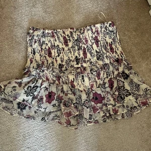 Zara kjol  - Unik och säljs ej längre, super skick. Passar allt från zs-l med tanke på resåren 