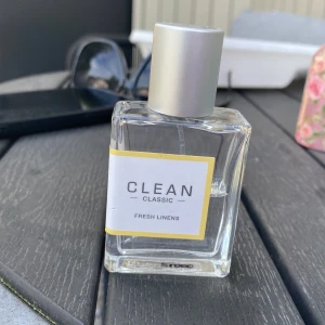 CLEAN Classic Fresh Linens parfym - Fräsch parfym från CLEAN i doften Fresh Linens. Perfekt för dig som gillar rena och lätta dofter. Glasflaska med enkel och modern design. Det är halva kvar i den och i bra skick!🥰 Orginal pris 525, Pris går att diskutera!
