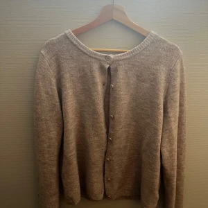 Beige stickad kofta  - Mysig beige stickad kofta från lager 157. Passar perfekt på sommaren🩷🩷