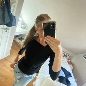 Svart topp - Säljer denna skit snygga långärmade toppen, aldrig använd💕