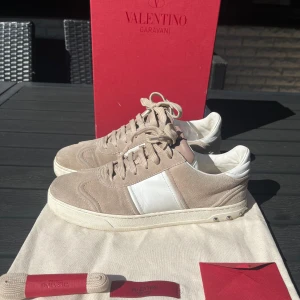 Valentino flycrew  - Tjena, säljer nu dessa riktigt snygga och populära valentino flycrewsen i bra skick, 1 nit saknas fast sätter på en replacment nit innan de skickas, box, dustbag, kuvert och extra snören ingår, hör av er vid frågor och funderingar🙌🤝