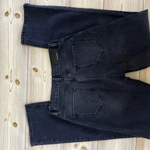 Stradivarius D98 jeans - Snygga svarta jeans från Stradivarius, det är några små fläckar på ena knät men inget som syns mycket