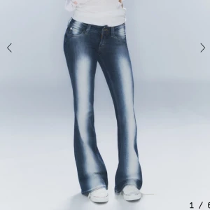 Weekday jeans - Snygga bootcut jeans med låg midja från Weekday! ❤️