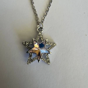 Stjärna med rosa sten , halsband  - Min 5åriga dotters hobby att göra egna smycken. Så detta har hon gjort . Inget är äkta guld/silver.  Önskar man exakta mått på något så är det bara att skriva . Halsbanden är 45cm ungefär eller mer  