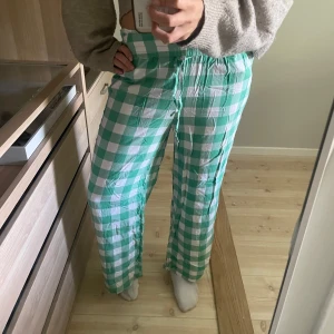 Gröna rutiga byxor med snörning - Super sköna pjamas byxor från Gina tricot.pris går att diskutera💕