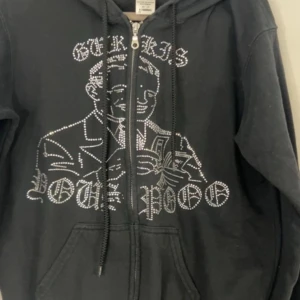 Gurkis merch - Gurkis egna merch i strl S. Tröjan säljs ej längre så den går ej att få tag på 😊 strl: S men passar även större strl som M. 