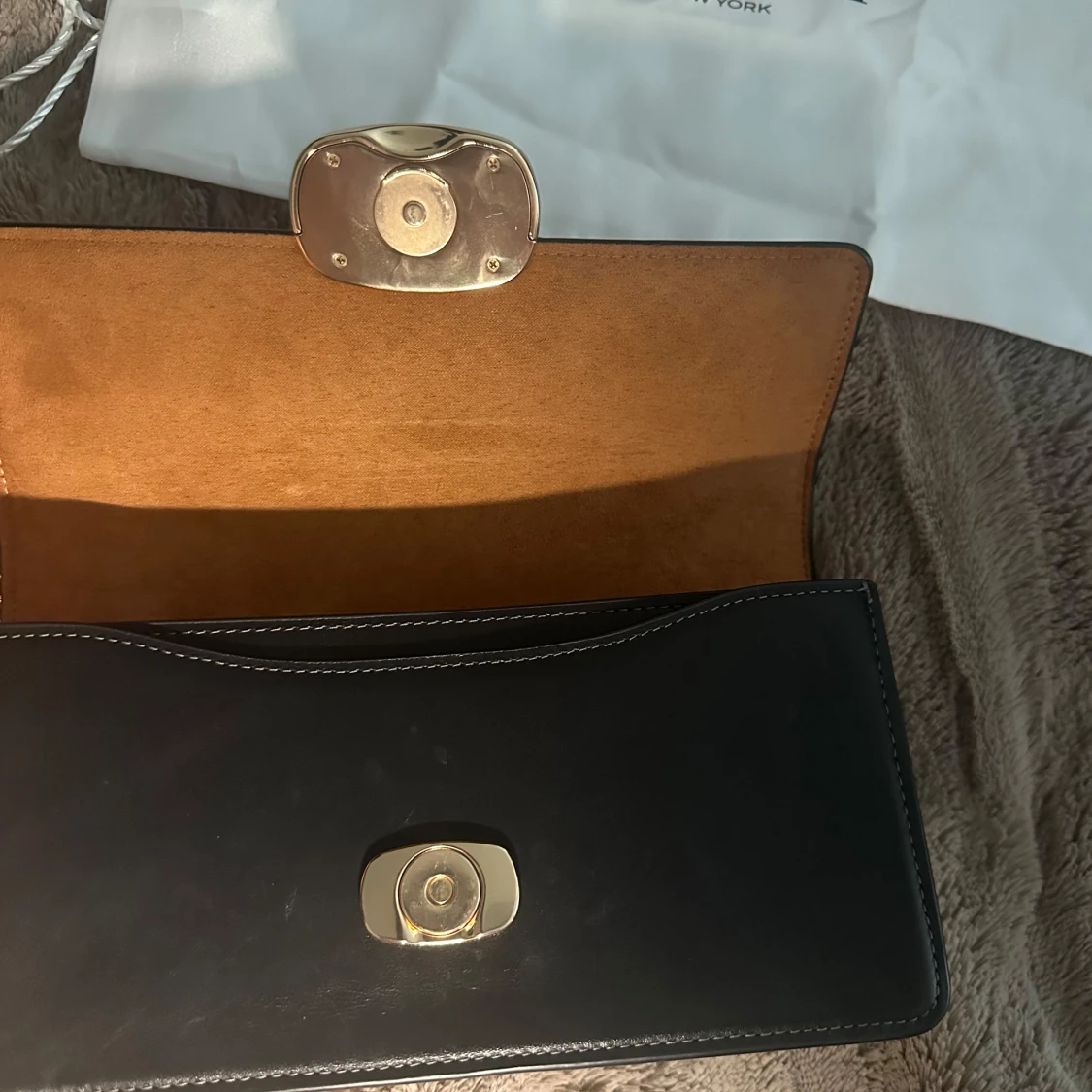 Svart axelväska från Coach i skinn - 3