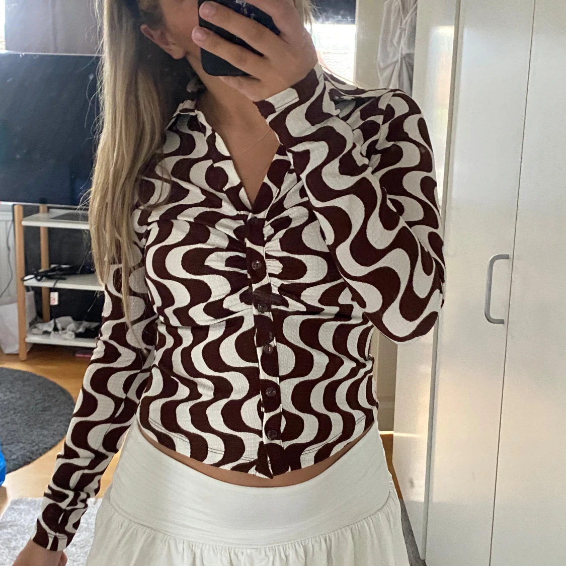 Brunvitrandig skjorta med vågmönster - 1