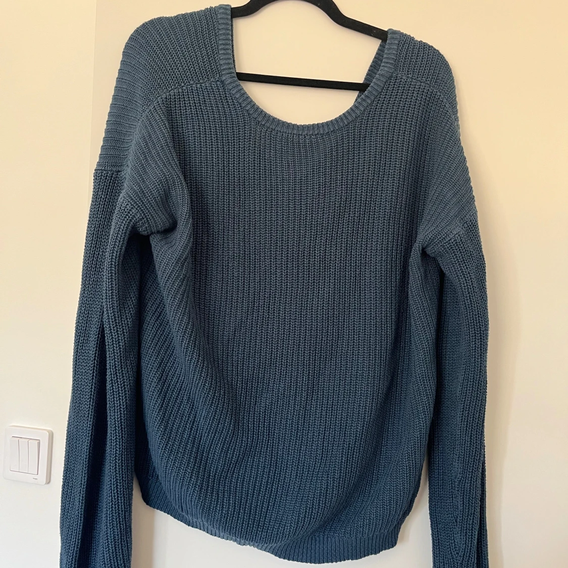 Blå stickad tröja med v-ringning