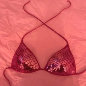Glittrig bikini från calzedonia💗💗💗 - Supersnygg trekantsbikini i rosa med glittriga paljetter på framsidan. Knyt i nacken och ryggen för perfekt passform. Baksidan är slät utan paljetter. Perfekt för dig som vill sticka ut på stranden eller poolpartyt!