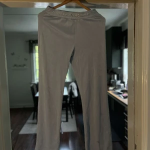 Ljusblå mjukisbyxor från Gina Tricot - Superbekväma ljusblå mjukisbyxor från Gina Tricot i storlek S. Byxorna har resår i midjan och är raka i modellen. Perfekta för chill dagar eller när du vill vara extra comfy.