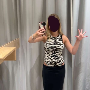 Zebramönstrad body - Säljef jätte fin trendig body från hm som är slut såld!!
