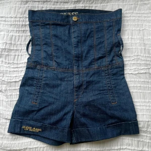 Jumpsuit jeansjumpsuit jeans shorts från Guess - Denim overall/jumpsuit från Guess Premium i storlek 26. Använda ett fåtal gånger så i mycket bra skick. Tyvärr har jag ingen bild med dem på, då de är alldeles för små för mig nu.