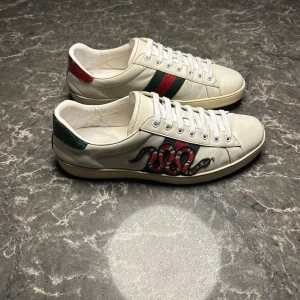 Gucci ace snake - Säljer ett par otroligt snygga skor från det exklusiva italienska märket Gucci! Skorna är i bra skick, skulle säga ungefär 8/10. Nypris ligger på över 9000kronor men vi säljer våra för endast 2399 och kan gå ner i pris ännu mer vid snabb affär! Skriv gärna ifall det är några funderingar, allt bästa SkoKapet