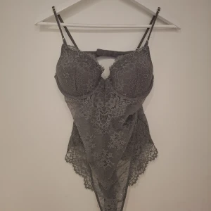 spetsbody från hm - Super fin spetsbody passa dem mä b kupa o större