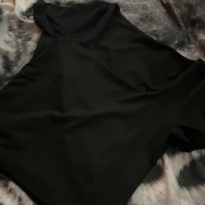 Svart topp - Säljer en svart topp i storlek M aldrig använd, den är fyrkantig urringad och väldigt snygg.