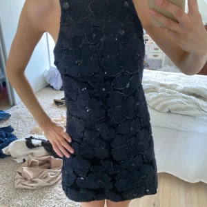 Zara klänning - Klänning köpt från Zara för ca 800 kr. Aldrig använd med prislapp kvar