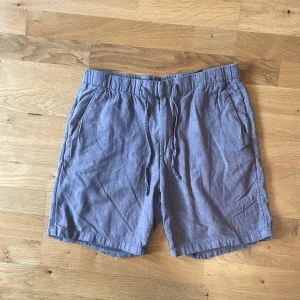Beige-brun linneShorts med snörning - Snygga Brun-beiga Shorts från H&M i mycket bra skick | Storlek: S | Mitt pris: 30 kr | Jag tar gärna emot prisförslag 😁| Seriösa köpare enbart | Har du några frågor är det bara att meddela | Jag erbjuder att sänka priset lite vid snabbt köp😊