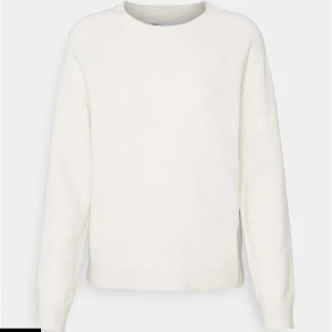 Vit stickad tröja från Only - Enkel och stilren vit stickad tröja från Only med rund halsringning och långa ärmar. Perfekt att slänga över när det är lite kyligare ute.