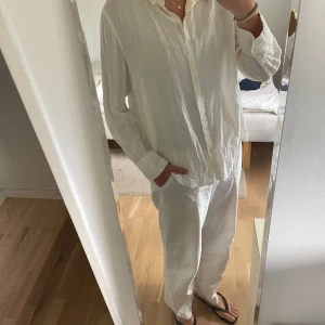 Vit linneskjorta från Gina Tricot - Säljer en vit skjorta i linne från Gina Tricot, passar bra till sommaren!! Sitter som storlek S skulle jag säga