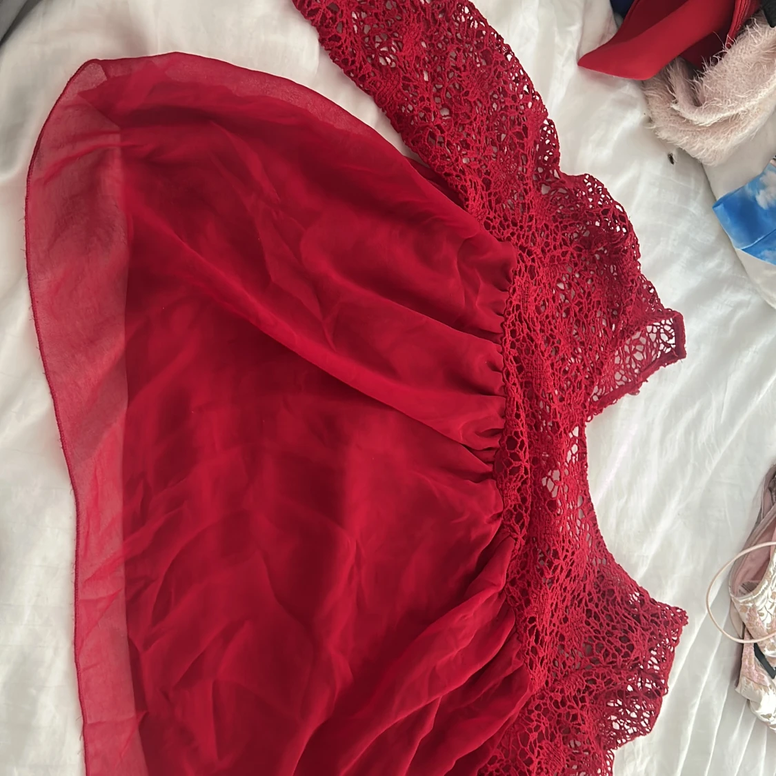 Röd spetstopp med volang