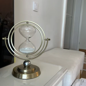 Roterbar timglas i glas och metall  suveränt skick  -  Ett roterbart  timglas i metall och glas i suveränt skick 