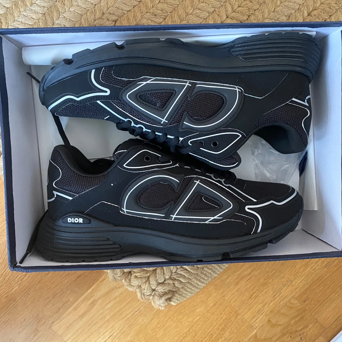 Svarta B30 sneakers med reflekterande detaljer