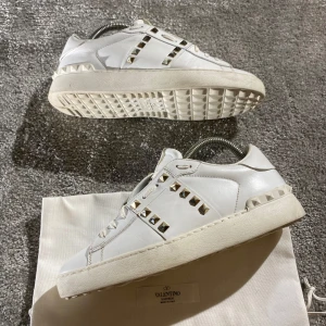 Valentino skor - Hej! Säljer nu mina skor från märket Valentino, storlek 38, bra skick, givetvis äkta. Tveka inte på att höra av dig om du har frågor eller funderingar kring skorna! 