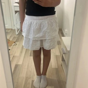 Vit volang kjol - En vit volang kjol från gina tricot young i storlek 158/164 som oxå kan motsvara xs,storleks lappen är försvunnen av nån anledning men annars är kjolen perfekt till sommaren då den bara använts 3 ggr
