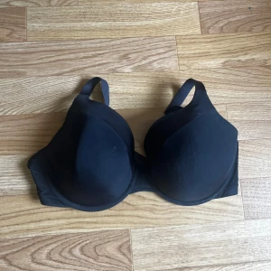 Svart bh Diva 80D - Svart bh från Diva i storlek 80D med justerbara axelband. Klassisk design med hakknäppning bak och mjukt material som känns bekvämt mot huden.🩷Pris kan diskuteras vid snabb affär 😊