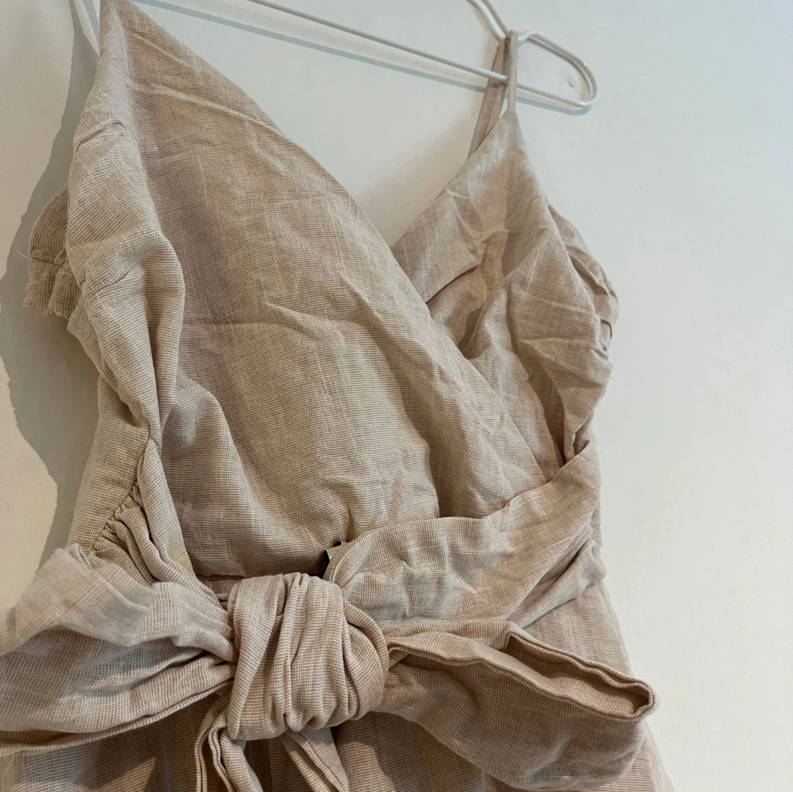 Beige omlottklänning med rosett - 1