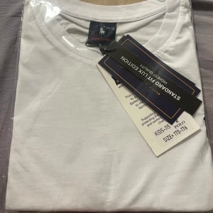 Ralph lauren T-shirt vitt  - Köptes för 899kr köpte tyvärr fel storlek så den är endast testade inget annat helt ny Ralph luren tröja! Skicka till mig vid frågor eller fler bilder på tröjan.🤗