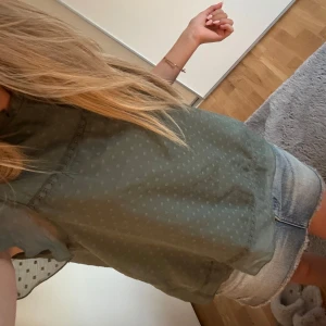 Grön prickig blus från ONLY XS - Supersöt ljusgrön blus från ONLY i storlek XS. Blusen har små prickar, volangkrage och korta, luftiga ärmar. Tunt och lätt material som känns flowy och fräscht. Sällan använd!💫🌸🐬